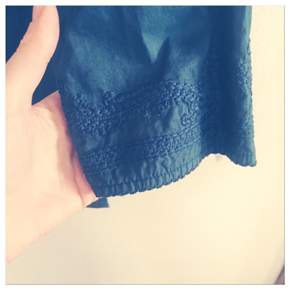 Gorgeous embroidered blue top New York & Company - Picture 6 of 8